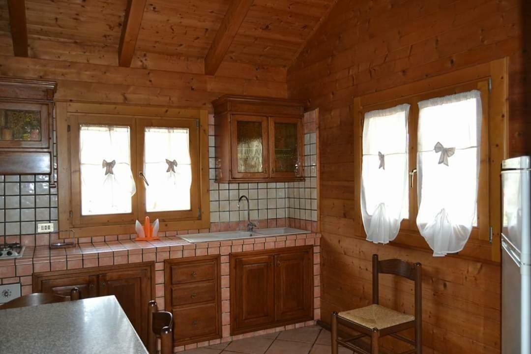 Chalet L Oasi Di Ambra 8 Posti Letto Con Uso Piscina อาร์เดีย ภายนอก รูปภาพ